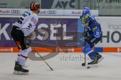DEL - Eishockey - ERC Ingolstadt - Eisbären Berlin - Saison 2017/2018 - Jacob Berglund (#12 ERCI) - Michael DuPont (#25 Berlin) - Foto: Meyer Jürgen