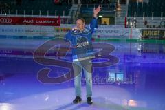 DEL - Eishockey - ERC Ingolstadt - EHC Red Bull München - Saison 2017/2018 - Stadionsprecher Johannes Langer begrüßt das Publikum - winken - Foto: Meyer Jürgen