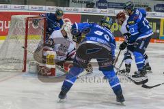 DEL - Eishockey - ERC Ingolstadt - Kölner Haie - Saison 2017/2018 - Thomas Greilinger (#39 ERCI) mit einer Torchance - Gustaf Wesslau(Torwart #29 Köln) - Mike Collins (#13 ERCI) - Foto: Meyer Jürgen