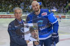 DEL - Eishockey - ERC Ingolstadt - EHC Red Bull München - Saison 2017/2018 - Matt Pelech (#23 ERCI) wird zum Panther des Monats geehrt durch Hans Fischer - Foto: Meyer Jürgen