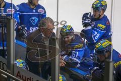 DEL - Eishockey - ERC Ingolstadt - EHC Red Bull München - Saison 2017/2018 - Doug Shedden (Cheftrainer ERCI) nimmt eine Auszeit - Motiviert seine Spieler - klatscht - David Elsner (#61 ERCI) - Ville Koistinen (#10 ERCI)Heute mit #78 - Foto: Meyer Jürgen