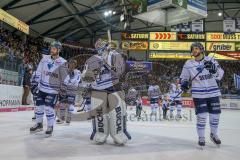 DEL - Eishockey - ERC Ingolstadt - Augsburger Panther - Saison 2017/2018 - Die Spieler bedanken sich bei den Fans - Timo Pielmeier (#51Torwart ERCI) - Dennis Swinnen (#77 ERCI) - Foto: Meyer Jürgen