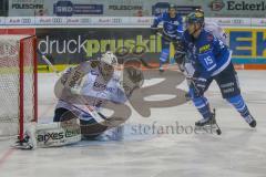 DEL - Eishockey - ERC Ingolstadt - Eisbären Berlin - Saison 2017/2018 - John Laliberte (#15 ERCI) mit einer Torchance - Petri Vehanen Torwart (#31 Berlin) - Foto: Meyer Jürgen