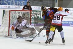 DEL - Eishockey - ERC Ingolstadt - Fischtown Pinguins - Saison 2017/2018 - Tomas Pöpperle Torwart (#42 Bremerhaven) - Mike Collins (#13 ERCI) - Jordan George (#28 Bremerhaven) - Foto: Meyer Jürgen