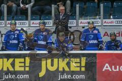 DEL - Eishockey - ERC Ingolstadt - Grizzlys Wolfsburg - Saison 2017/2018 - Doug Shedden (Cheftrainer ERCI) auf der Trainerbank - John Laliberte (#15 ERCI) - e13# - David Elsner (#61 ERCI) - Brett Olson (#16 ERCI) - Foto: Meyer Jürgen