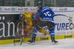 DEL - Eishockey - ERC Ingolstadt - Düsseldorfer EG - Saison 2017/2018 - Rob Bordson (#91 Düsseldorf)  - mit John Laliberte (#15 ERCI) im Zweikampf an der Bande - Foto: Meyer Jürgen