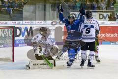 DEL - Eishockey - ERC Ingolstadt - Saison 2017/2018 - ERC Ingolstadt - Straubing Tigers - Torwart Sebastian Vogl (Nr.25, Straubing Tigers) Petr Taticek (#17 ERCI) - Tor - Jubel - Tor durch Patrick McNeill (#2 ERCI) zum 2:0 - Foto: Meyer Jürgen
