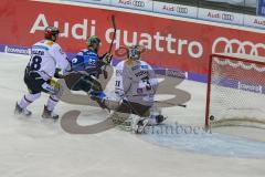 DEL - Eishockey - ERC Ingolstadt - Eisbären Berlin - Saison 2017/2018 - Kael Mouillierat (#22 ERCI) schiesst den 1:0 Führungstreffer - jubel - Petri Vehanen Torwart (#31 Berlin) - Michael DuPont (#25 Berlin) - Jonas Müller (#18 Berlin) - Foto: Meyer Jürge