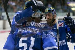 DEL - Eishockey - ERC Ingolstadt - Grizzlys Wolfsburg - Saison 2017/2018 - Matt Pelech (#23 ERCI) und Sean Sullivan (#37 ERCI) - grauliert Timo Pielmeier (#51Torwart ERCI) zu seinem 3.Shutout - Foto: Meyer Jürgen