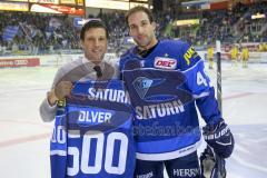 DEL - Eishockey - ERC Ingolstadt - Düsseldorfer EG - Saison 2017/2018 - Geschäftsführer Claus Gröbner gratuliert Darin Olver (#40 ERCI) zum 500 DEL Spiel - Foto: Meyer Jürgen