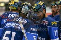 DEL - Eishockey - ERC Ingolstadt - Grizzlys Wolfsburg - Saison 2017/2018 - Jacob Berglund (#12 ERCI) grauliert Timo Pielmeier (#51Torwart ERCI) zu seinem 3.Shutout - Foto: Meyer Jürgen