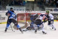 DEL - Eishockey - Saison 2017/2018 - ERC Ingolstadt - Iserlohn Roosters - Brett Olson (ERC 16) John Laliberte (ERC 15) Torwart Sebastian Dahm (IR 31) vor dem Tor