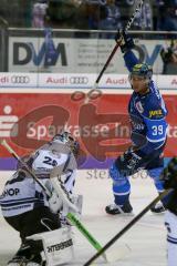 DEL - Eishockey - ERC Ingolstadt - Saison 2017/2018 - ERC Ingolstadt - Straubing Tigers - Das erste Tor von Thomas Greilinger (#39 ERCI) in der neuen Saison - Jubel - Foto: Meyer Jürgen
