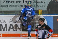 DEL - Eishockey - ERC Ingolstadt - Kölner Haie - Saison 2017/2018 - Matt Pelech (#23 ERCI) auf dem Weg zur Strafbank - Foto: Meyer Jürgen