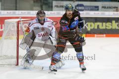 DEL - Eishockey - ERC Ingolstadt - Fischtown Pinguins - Saison 2017/2018 - Matt Pelech (#23 ERCI) verdeckt Tomas Pöpperle Torwart (#42 Bremerhaven) die Sicht - Foto: Meyer Jürgen