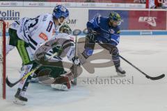 DEL - Eishockey - ERC Ingolstadt - Augsburger Panther - Saison 2017/2018 - Darin Olver (#40 ERCI) -Ben Meisner Torwart (#30 AEV) - Foto: Meyer Jürgen