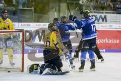 DEL - Eishockey - ERC Ingolstadt - Krefeld Pinguine - Saison 2017/2018 - Der 1:0 Führungstreffer durch Petr Taticek (#17 ERCI) - jubel - Andrew Engelage Torwart (#70 Krefeld) - Sean Sullivan (#37 ERCI) - Foto: Meyer Jürgen