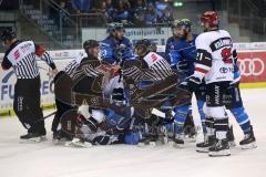 DEL - Eishockey - ERC Ingolstadt - Kölner Haie - Streit am Ingolstädter Tor Torwart Jochen Reimer (ERC 32)
