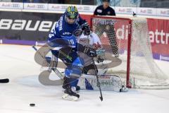 DEL - Eishockey - ERC Ingolstadt - Schwenninger Wild Wings - Saison 2017/2018 - kanpp am Tor Puck verpasst Brett Olson (ERC 16), Torwart Dustin Strahlmeier (SWW)