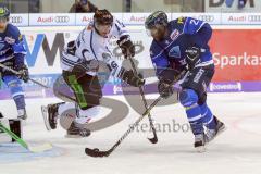 DEL - Eishockey - Saison 2017/2018 - ERC Ingolstadt - Straubing Tigers - James Bettauer (16 Straubing) Greg Mauldin (ERC 20)