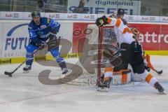 DEL - Eishockey - ERC Ingolstadt - Grizzlys Wolfsburg - Saison 2017/2018 - Thomas Greilinger (#39 ERCI) - Jerry Kuhn Torwart(#35 Wolfsburg) - Foto: Meyer Jürgen