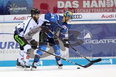 DEL - Eishockey - Saison 2017/2018 - ERC Ingolstadt - Straubing Tigers - Dustin Friesen (ERC 14) rechts und links Levko Koper (Straubing)