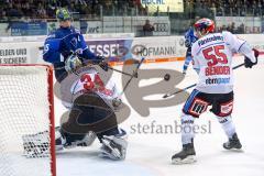 DEL - Eishockey - ERC Ingolstadt - Schwenninger Wild Wings - Saison 2017/2018 - Angriff auf das Tor von Torwart Dustin Strahlmeier (SWW), John Laliberte (ERC 15) rechts Tim Bender (SWW)