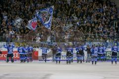 DEL - Eishockey - ERC Ingolstadt - Grizzlys Wolfsburg - Saison 2017/2018 - Die Mannschaft nach dem Spiel bei den Fans - bedanken sich - jubel - Foto: Meyer Jürgen