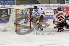 DEL - Eishockey - ERC Ingolstadt - Grizzlys Wolfsburg - Saison 2017/2018 - Mike Collins (#13 ERCI) mit einer Torchance - Robbie Bina (#28 Wolfsburg) - Jerry Kuhn Torwart(#35 Wolfsburg) - Foto: Meyer Jürgen