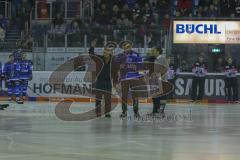 DEL - Eishockey - ERC Ingolstadt - Krefeld Pinguine - Saison 2017/2018 - Ehrung von Timo Pielmeier (#51Torwart ERCI) zur Olympischen Silbermedaille - Ignaz Berndaner links - Johannes Langer mitte - Claus Gröbner Geschäftsführer ERC Ingolstadt - Foto: Meye