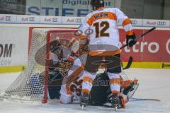 DEL - Eishockey - ERC Ingolstadt - Grizzlys Wolfsburg - Saison 2017/2018 - Petr Taticek (#17 ERCI) im Tor von Jerry Kuhn Torwart(#35 Wolfsburg) - Armin Wurm (#12 Wolfsburg) - Foto: Meyer Jürgen