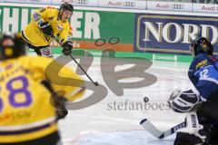 DEL - Eishockey - ERC Ingolstadt - Krefeld Pinguine - Saison 2017/2018 - Christoph Gawlik (#19 Krefeld)mit einem Schuss auf das Tor - Jochen Reimer (#32Torwart ERCI) - Foto: Meyer Jürgen