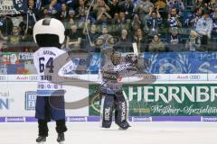 DEL - Eishockey - ERC Ingolstadt - Adler Mannheim - Saison 2017/2018 - Jochen Reimer (#32Torwart ERCI) bedankt sich bei den Fans - Jubel - Foto: Meyer Jürgen