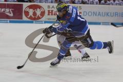 DEL - Eishockey - ERC Ingolstadt - Saison 2017/2018 - ERC Ingolstadt - Straubing Tigers - Petr Taticek (#17 ERCI) beim Schlagschuss - Steven Zalewski (Nr.15, Straubing Tigers) - Foto: Meyer Jürgen