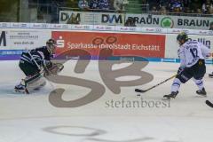DEL - Eishockey - ERC Ingolstadt - Augsburger Panther - Saison 2017/2018 - Jacob Berglund (#12 ERCI) läuft alleine auf das Tor zu - Jonathan Boutin Torwart (#35 AEV) - Foto: Meyer Jürgen