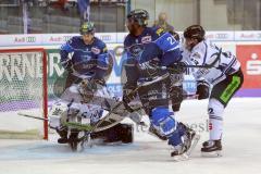 DEL - Eishockey - Saison 2017/2018 - ERC Ingolstadt - Straubing Tigers - James Bettauer (16 Straubing) Greg Mauldin (ERC 20)  im Tor Torwart Sebastian Vogl