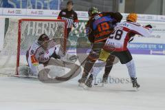 DEL - Eishockey - ERC Ingolstadt - Fischtown Pinguins - Saison 2017/2018 - Tomas Pöpperle Torwart (#42 Bremerhaven) - Mike Collins (#13 ERCI) - Jordan George (#28 Bremerhaven) - Foto: Meyer Jürgen