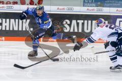 DEL - Eishockey - ERC Ingolstadt - EHC Red Bull München - Saison 2017/2018 - Kael Mouillierat (#22 ERCI) mit einem Schlagschuss - Foto: Meyer Jürgen