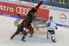 DEL - Eishockey - ERC Ingolstadt - Kölner Haie - Saison 2017/2018 - Darin Olver (#40 ERCI) - Daniar Dshunussow(Torwart #30 Köln) springt hoch - Foto: Meyer Jürgen