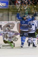 DEL - Eishockey - ERC Ingolstadt - Saison 2017/2018 - ERC Ingolstadt - Straubing Tigers - Torwart Sebastian Vogl (Nr.25, Straubing Tigers) Petr Taticek (#17 ERCI) - Tor - Jubel - Tor durch Patrick McNeill (#2 ERCI) zum 2:0 - Foto: Meyer Jürgen