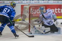 DEL - Eishockey - ERC Ingolstadt - Schwenninger Wild Wings - Saison 2017/2018 - David Elsner (#61 ERCI) erziehlt den 2:0 Führungstreffer der allerdings nicht gegeben wird - Dustin Strahlmeier Torwart (#34 Schwenningen) - jubel - Foto: Meyer Jürgen