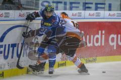DEL - Eishockey - ERC Ingolstadt - Grizzlys Wolfsburg - Saison 2017/2018 - Sean Sullivan (#37 ERCI) - Tyler Haskins (#10 Wolfsburg) - Foto: Meyer Jürgen