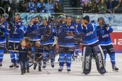 DEL - Eishockey - ERC Ingolstadt - EHC Red Bull München - Saison 2017/2018 - Die Mannschaft bedankt sich bei den Fans - jubel - Foto: Meyer Jürgen