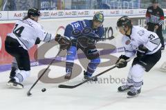 DEL - Eishockey - ERC Ingolstadt - Nürnberg Ice Tigers - Saison 2017/2018 - John Laliberte (#15 ERCI) - Tom Gilbert (#14 Nürnberg) - Colten Teubert (#33 Nürnberg) - Foto: Meyer Jürgen