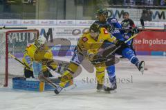 DEL - Eishockey - ERC Ingolstadt - Krefeld Pinguine - Saison 2017/2018 - Dennis Swinnen (#77 ERCI) mit einer Torchance Pätzold Dimitri Torwart (#32 Krefeld) - Foto: Meyer Jürgen