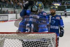 DEL - Eishockey - ERC Ingolstadt - Grizzlys Wolfsburg - Saison 2017/2018 - Matt Pelech (#23 ERCI) grauliert Timo Pielmeier (#51Torwart ERCI) zu seinem 3.Shutout - Foto: Meyer Jürgen