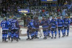 DEL - Eishockey - ERC Ingolstadt - Grizzlys Wolfsburg - Saison 2017/2018 - Die Mannschaft nach dem Spiel beim abklatschen - Foto: Meyer Jürgen