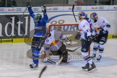 DEL - Eishockey - ERC Ingolstadt - EHC Red Bull München - Saison 2017/2018 - Darin Olver (#40 ERCI) schießt den 1:1 Ausgleichstreffer - David Leggio Torwart (#73 München) - Konrad Abeltshauser (#16 München) - jubel - Greg Mauldin (#20 ERCI) - Foto: Meyer 