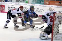 DEL - Eishockey - ERC Ingolstadt - Kölner Haie - rechts Tim Stapleton (ERC 19) links Moritz Müller, knapp am Tor Goalie Gustaf Wesslau, Puck drüber