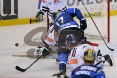 DEL - Eishockey - ERC Ingolstadt - Augsburger Panther - Saison 2017/2018 - Petr Taticek (#17 ERCI) - Ben Meisner Torwart (#30 AEV) - Foto: Meyer Jürgen